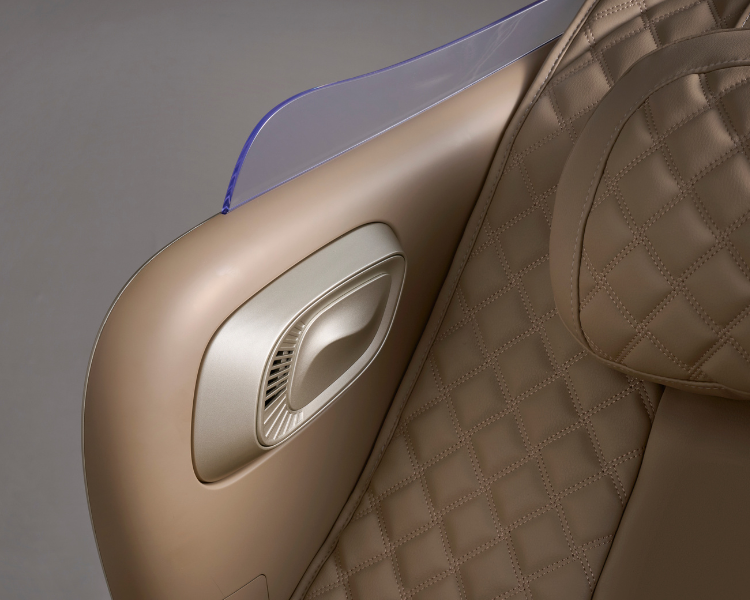 左右の肩部に配置されたBluetooth®スピーカー